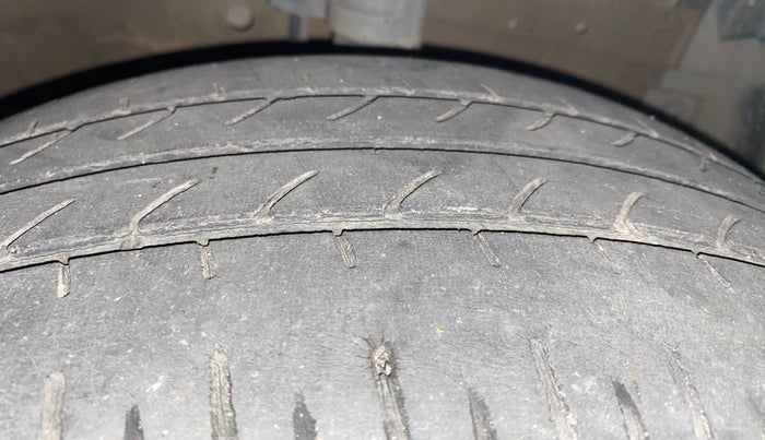 2014 Maruti Ertiga VXI, Petrol, Manual, 74,879 km, Right Front Tyre Tread
