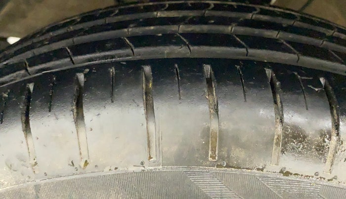 2018 Maruti Swift ZXI, Petrol, Manual, 30,472 km, Left Front Tyre Tread