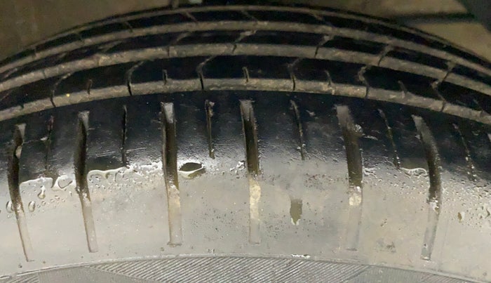 2018 Maruti Swift ZXI, Petrol, Manual, 30,472 km, Right Front Tyre Tread
