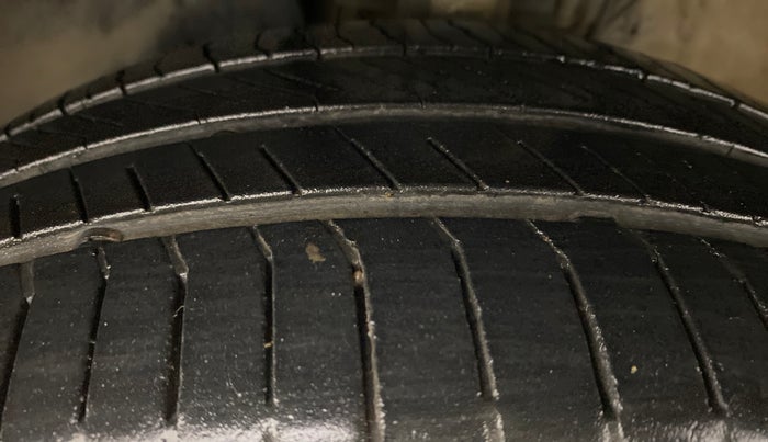 2017 Volkswagen Vento HIGHLINE PLUS TDI MT, Diesel, Manual, 85,284 km, Left Front Tyre Tread