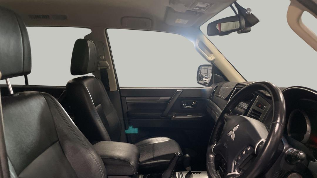 2020 Mitsubishi Pajero Gls (4x4) 7 Seat (leather), Automatic, 116454 km, Right Side Front Door Cabin View