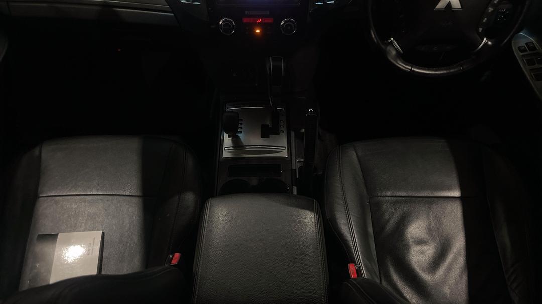 2020 Mitsubishi Pajero Gls (4x4) 7 Seat (leather), Automatic, 116454 km, Center Console