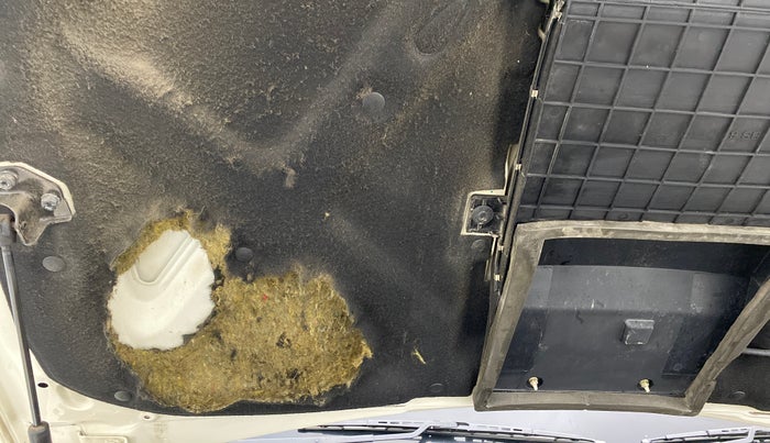 2021 Mahindra Scorpio S7, Diesel, Manual, 27,153 km, Bonnet (hood) - Insulation cover has minor damage