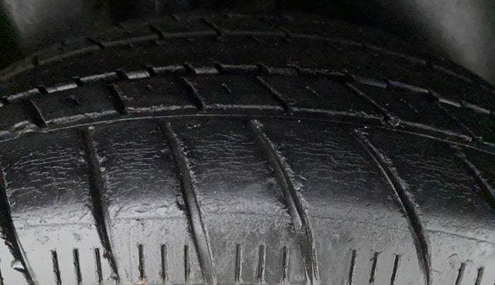 2016 Volkswagen Ameo HIGHLINE 1.2, Petrol, Manual, 30,686 km, Left Front Tyre Tread