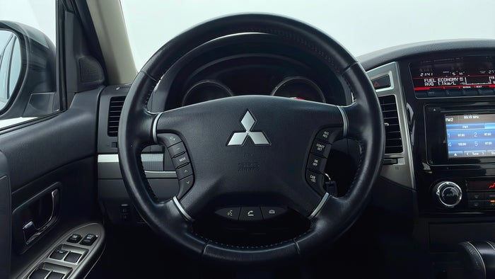 MITSUBISHI PAJERO-Steering Wheel Close-up
