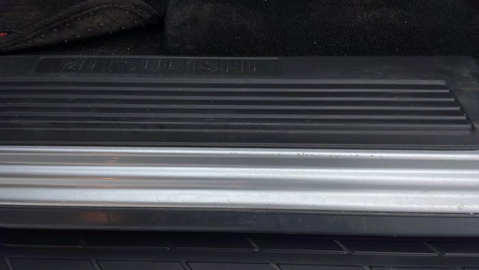 MITSUBISHI PAJERO-Running Board LHS Scratch