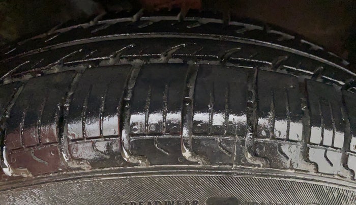 2010 Maruti Swift VXI, Petrol, Manual, 37,982 km, Right Front Tyre Tread