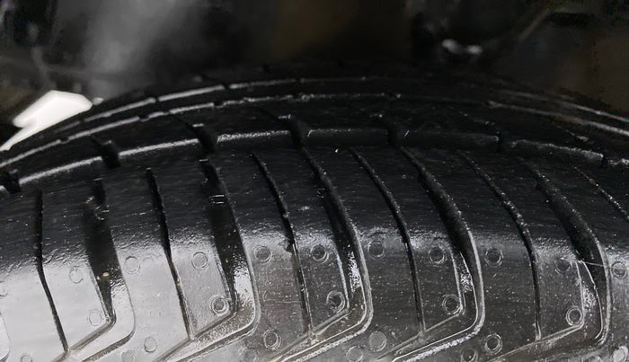 2016 Hyundai Eon ERA PLUS, Petrol, Manual, 24,831 km, Left Front Tyre Tread