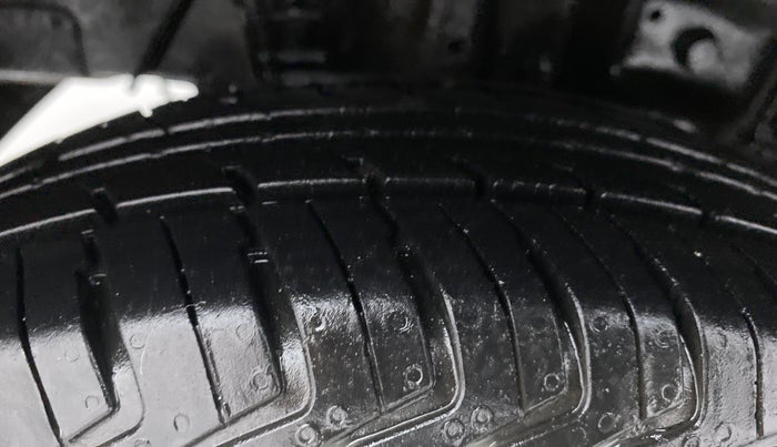2016 Hyundai Eon ERA PLUS, Petrol, Manual, 24,831 km, Right Rear Tyre Tread