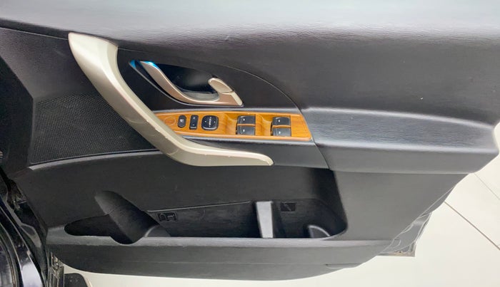 2018 Mahindra XUV500 W7, Diesel, Manual, 96,022 km, Driver Side Door Panels Control