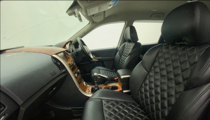 2018 Mahindra XUV500 W7, Diesel, Manual, 96,022 km, Right Side Front Door Cabin