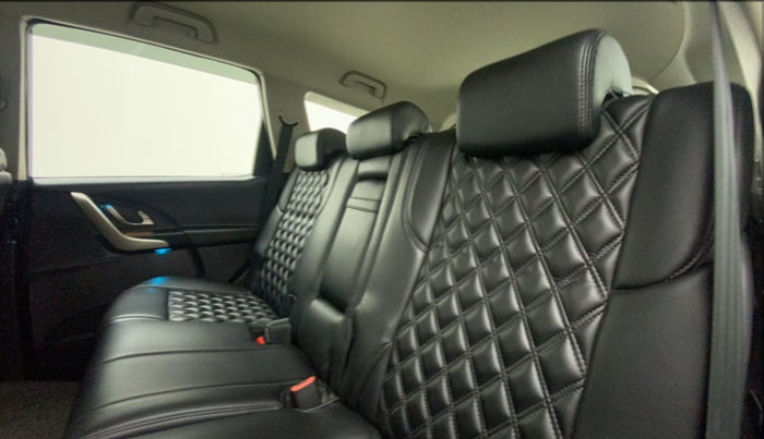 2018 Mahindra XUV500 W7, Diesel, Manual, 96,022 km, Right Side Rear Door Cabin