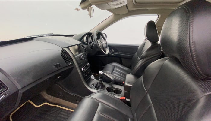 2017 Mahindra XUV500 W10, Diesel, Manual, 71,590 km, Right Side Front Door Cabin