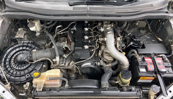 2015 Toyota Innova 2.5 VX 7 STR BS IV, Diesel, Manual, 1,50,687 km, Engine Bonet View