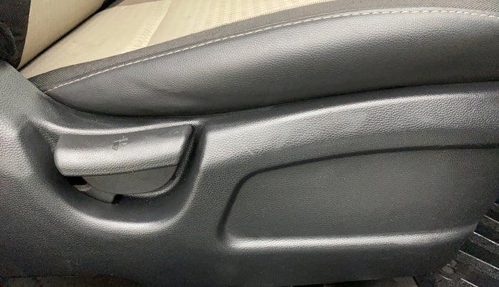 2018 Hyundai Elite i20 Magna Executive 1.2, Petrol, Manual, 19,625 km, Driver Side Adjustment Panel