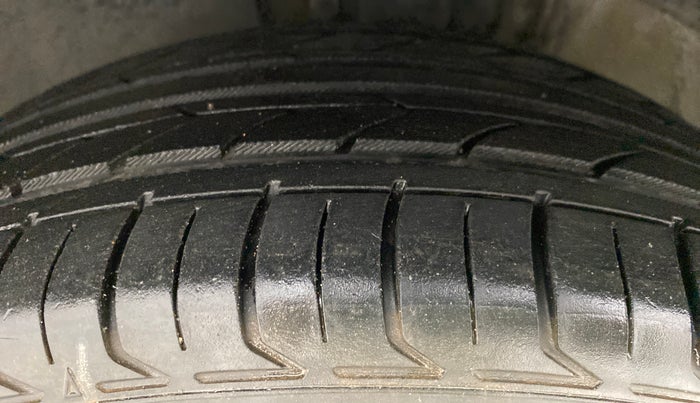 2011 Volkswagen Vento HIGHLINE DIESEL, Diesel, Manual, 99,009 km, Left Front Tyre Tread
