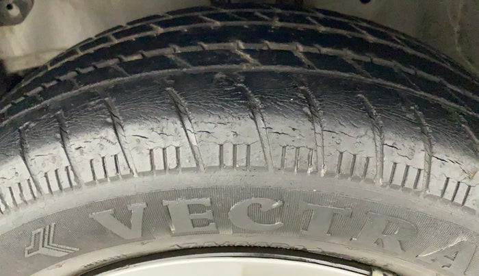 2015 Honda Amaze 1.2L I-VTEC S, Petrol, Manual, 44,063 km, Left front tyre - Minor crack