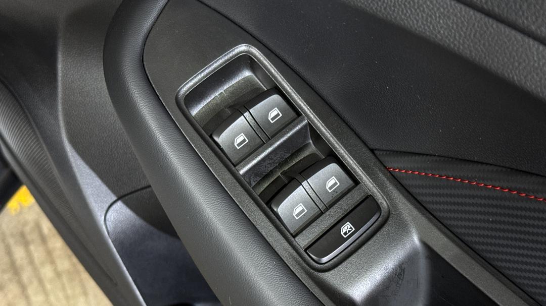 2023 MG Zst Core, Automatic, 4763 km, Drivers Side Door Panel Controls