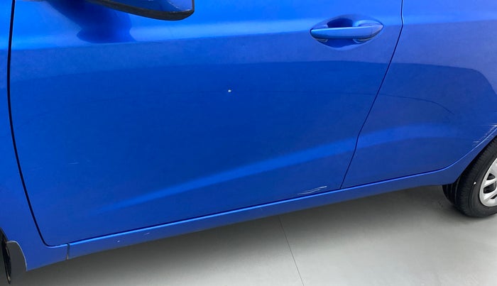 2017 Hyundai Grand i10 SPORTZ 1.2 KAPPA VTVT, Petrol, Manual, 21,520 km, Front passenger door - Upto 4 inch Scratches + Count of scratches 3-5 ( Metal not Visible)