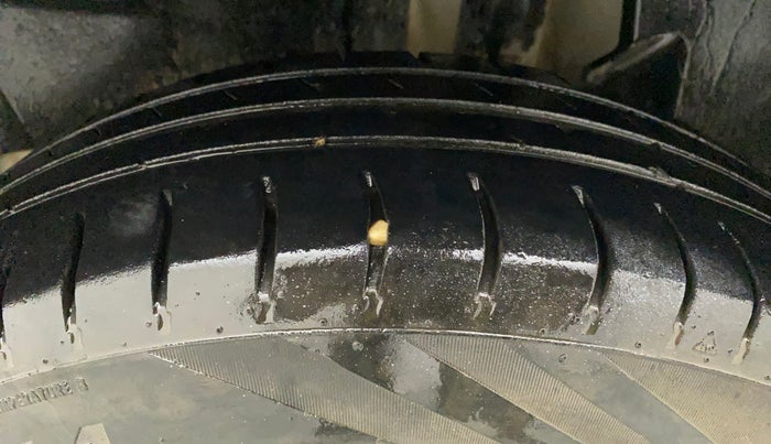 2019 Maruti Swift LXI, CNG, Manual, 43,390 km, Left Rear Tyre Tread