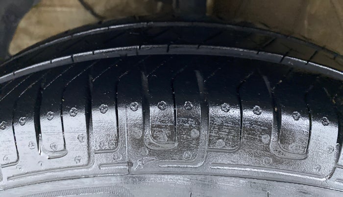 2018 Maruti Swift VXI D, Petrol, Manual, 38,328 km, Left Front Tyre Tread