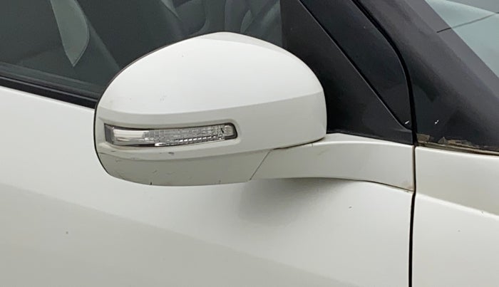 2016 Maruti Swift VXI O, Petrol, Manual, 98,250 km, Right rear-view mirror - Indicator light has minor damage