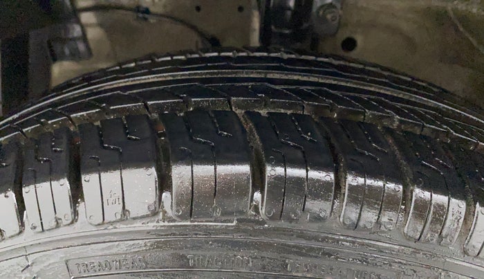 2016 Maruti Swift VXI O, Petrol, Manual, 98,250 km, Left Front Tyre Tread