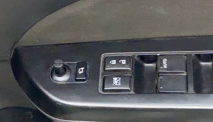 2016 Maruti Swift VXI O, Petrol, Manual, 98,250 km, Left rear-view mirror - ORVM switch has minor damage