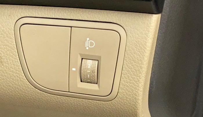 2017 Hyundai Eon ERA +, Petrol, Manual, 52,120 km, Dashboard - Headlight height adjustment not working