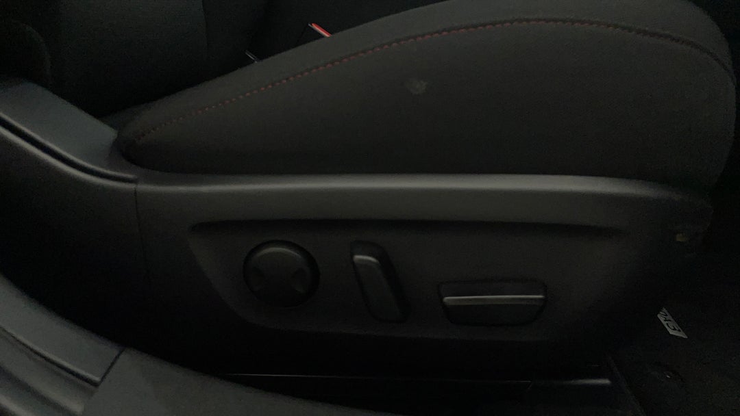 2024 Mazda Mazda3 G25 Evolve Sp, Automatic, 19900 km, Drivers Side Adjustment Panel