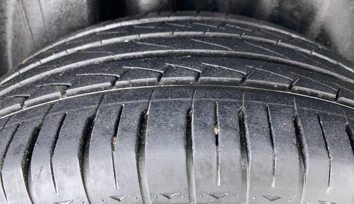 2014 Volkswagen Vento HIGHLINE 1.2 TSI AT, Petrol, Automatic, 76,696 km, Right Rear Tyre Tread