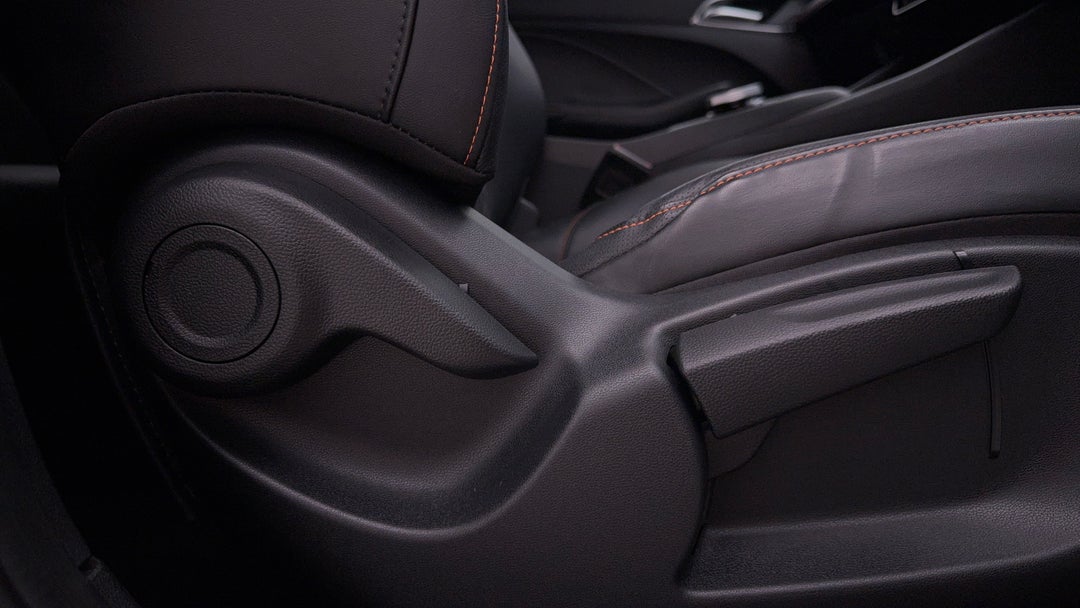 2024 MG Mg3 Hybrid+ Essence, Automatic, 21953 km, Drivers Side Adjustment Panel