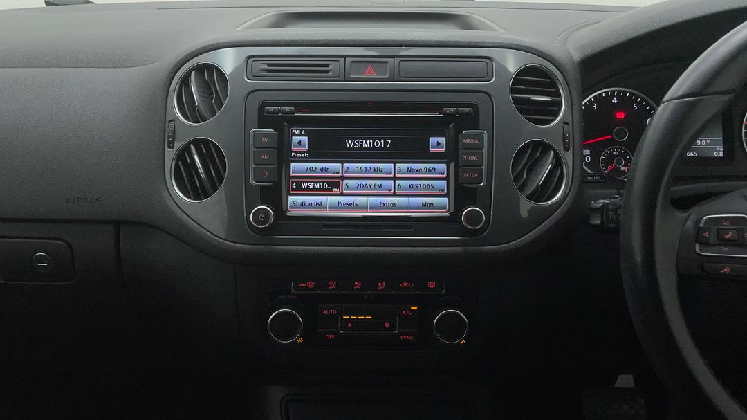 2015 Volkswagen Tiguan 132 Tsi (4x4), Automatic, 67665 km, Center Console