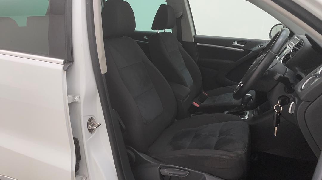 2015 Volkswagen Tiguan 132 Tsi (4x4), Automatic, 67665 km, Right Side Front Door Cabin View