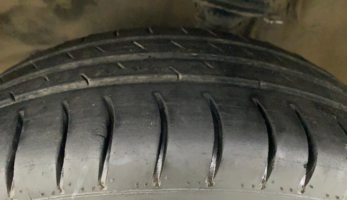 2014 Maruti Alto K10 VXI, CNG, Manual, 65,624 km, Left Front Tyre Tread
