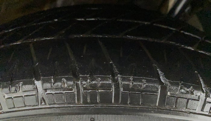 2019 Maruti Swift VXI, CNG, Manual, 71,735 km, Left Front Tyre Tread