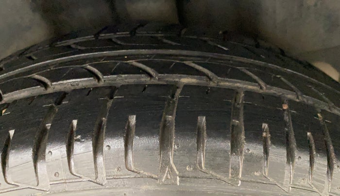 2014 Volkswagen Vento HIGHLINE DIESEL 1.6, Diesel, Manual, 71,309 km, Left Rear Tyre Tread