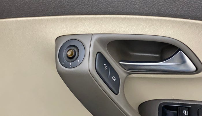2014 Volkswagen Vento HIGHLINE DIESEL 1.6, Diesel, Manual, 71,309 km, Left rear-view mirror - ORVM switch has minor damage