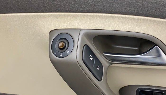 2014 Volkswagen Vento HIGHLINE DIESEL 1.6, Diesel, Manual, 71,309 km, Right rear-view mirror - ORVM switch has minor damage