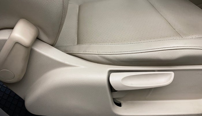 2014 Volkswagen Vento HIGHLINE DIESEL 1.6, Diesel, Manual, 71,309 km, Driver Side Adjustment Panel