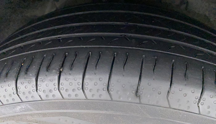 2016 Mahindra XUV500 W10, Diesel, Manual, 76,295 km, Right Front Tyre Tread