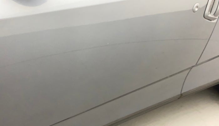 2016 Mahindra XUV500 W10, Diesel, Manual, 76,295 km, Front passenger door - Slightly dented