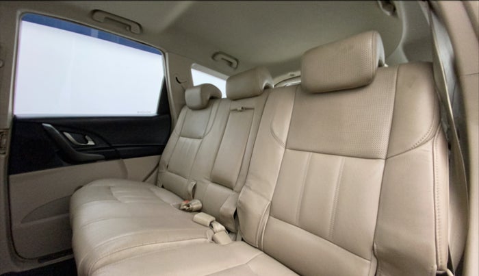 2016 Mahindra XUV500 W10, Diesel, Manual, 76,295 km, Right Side Rear Door Cabin