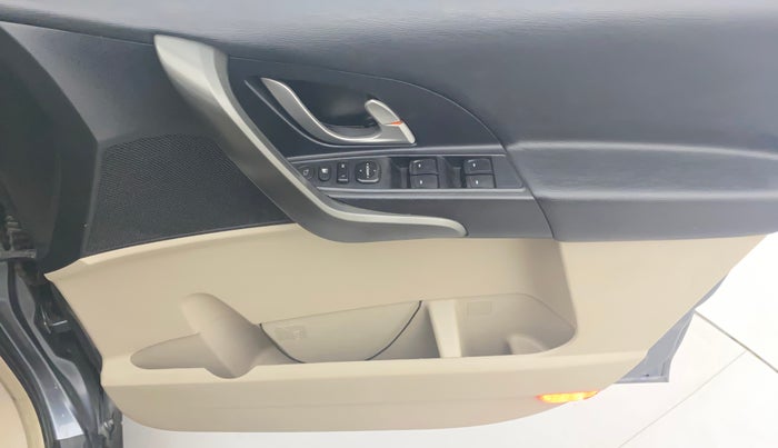 2016 Mahindra XUV500 W10, Diesel, Manual, 76,295 km, Driver Side Door Panels Control