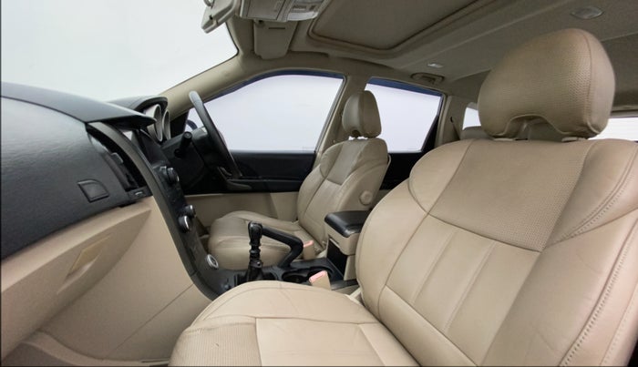 2016 Mahindra XUV500 W10, Diesel, Manual, 76,295 km, Right Side Front Door Cabin