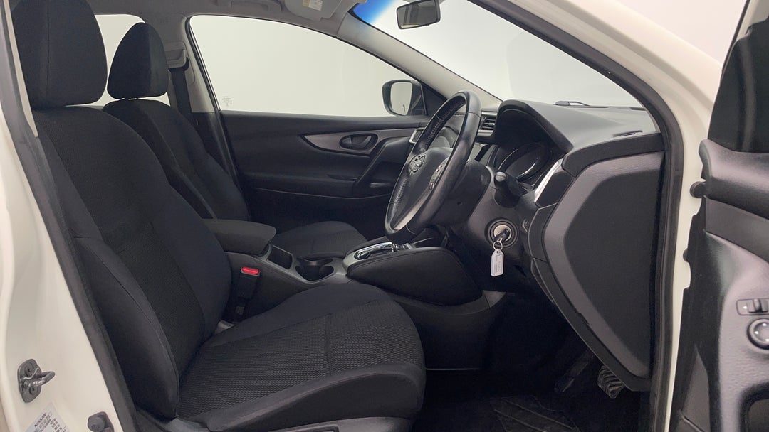 2015 Nissan Qashqai St, Automatic, 111164 km, Right Side Front Door Cabin View