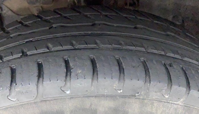 2016 Renault Duster RXL PETROL, Petrol, Manual, 25,166 km, Left Front Tyre Tread