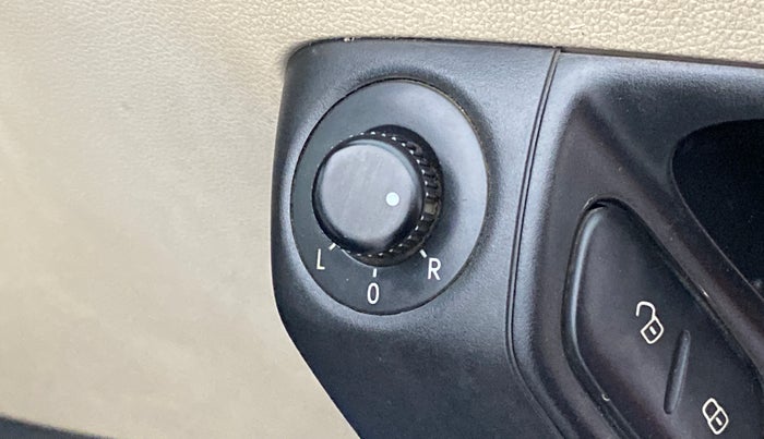 2013 Volkswagen Polo HIGHLINE1.2L PETROL, Petrol, Manual, 66,597 km, Left rear-view mirror - ORVM switch has minor damage