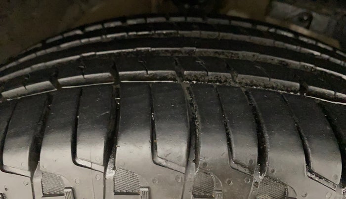 2015 Mahindra XUV500 W4, Diesel, Manual, Right Front Tyre Tread