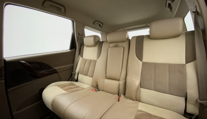 2015 Mahindra XUV500 W4, Diesel, Manual, Right Side Rear Door Cabin